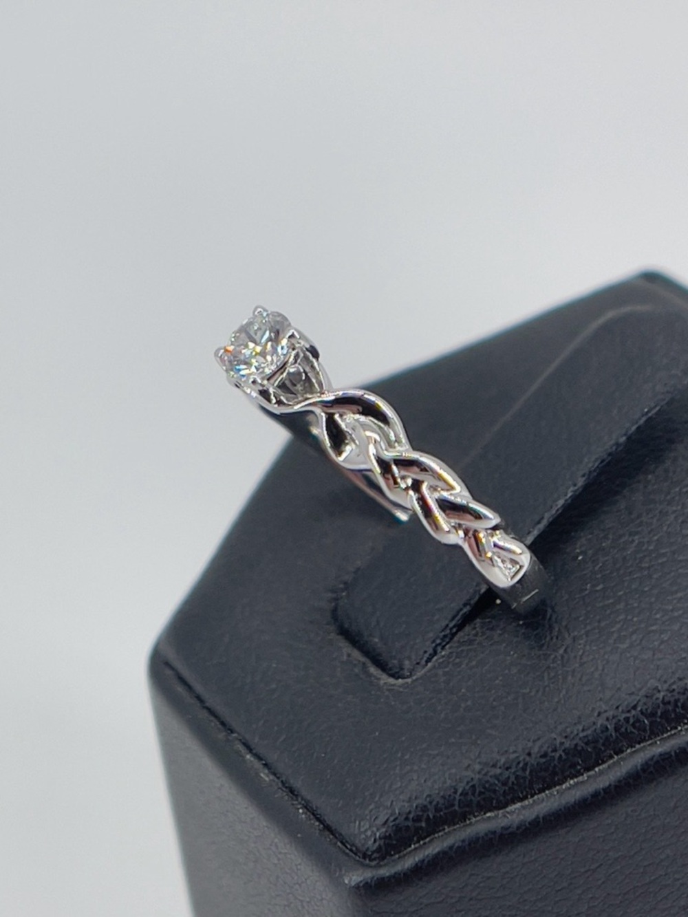 10K White Gold Lab Grown Diamond Ring 0.20 CT Round Size 7 Twisted Band - Picture 4 of 10